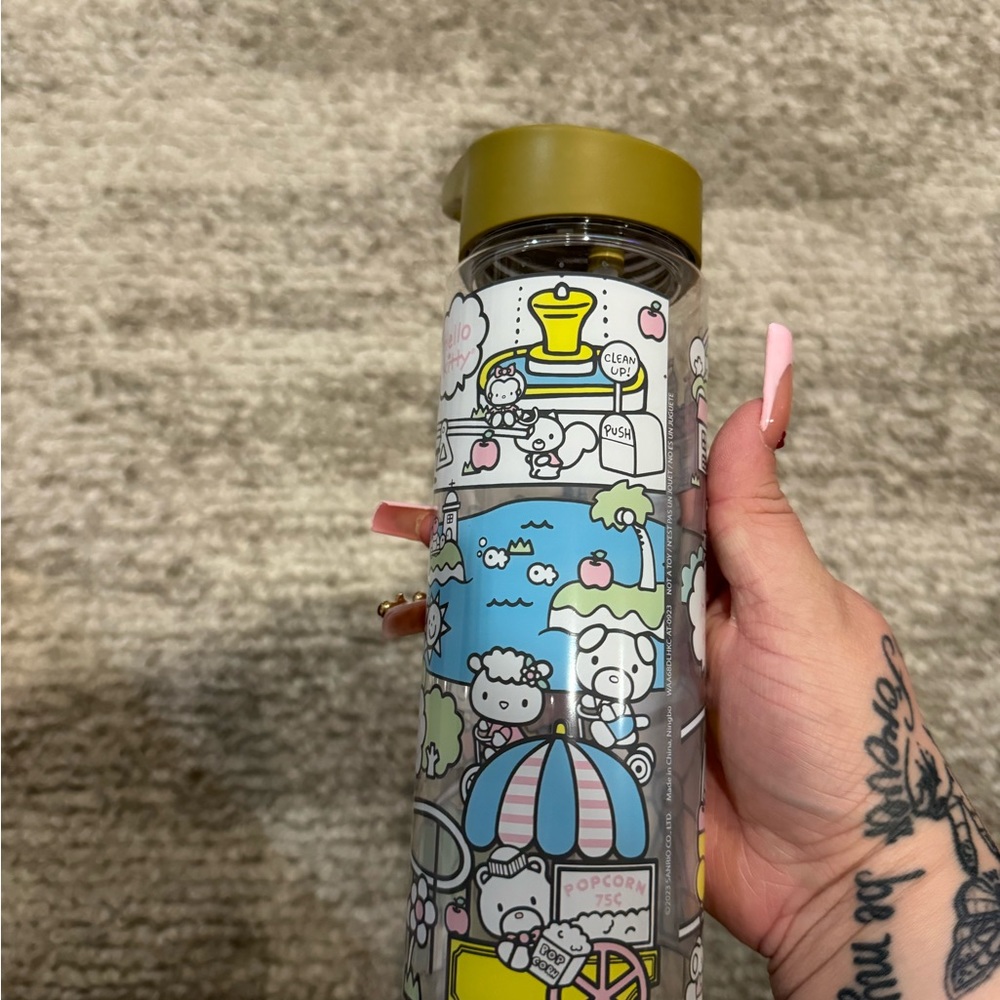 Hello kitty bottle - Picture 2 of 4